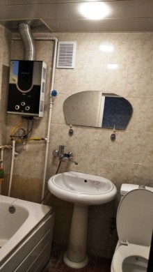28 May Metrosu yaxinliginda,Amerika Sefirliyi yaninda Köhnə Tikili, -8