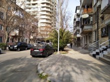 28 May Metrosu yaxinliginda,Amerika Sefirliyi yaninda Köhnə Tikili, -16