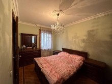 Ukrayna dairəsindən yuxarıda, Nəsrəddin Tusi küçəsində Köhnə Tikili, -8