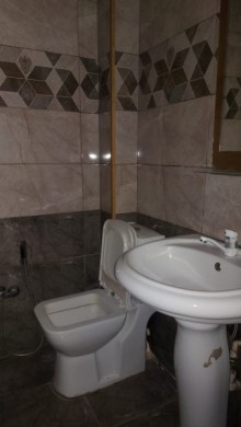Bakıxanovda köhnə tikili binada 3 otaqlı mənzil icarəyə verilir, -18