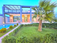 Mərdəkanda 8 sot torpaq sahəsində yerləşən 230 m²-lik villa satılır