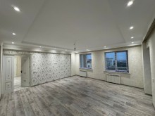 8-ci kilometr qəsəbəsində yerləşən yeni tikili binada 3 otaqlı, -1