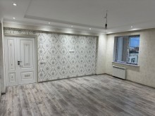 8-ci kilometr qəsəbəsində yerləşən yeni tikili binada 3 otaqlı, -2