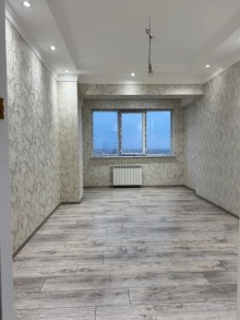 8-ci kilometr qəsəbəsində yerləşən yeni tikili binada 3 otaqlı, -5
