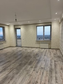 8-ci kilometr qəsəbəsində yerləşən yeni tikili binada 3 otaqlı, -6