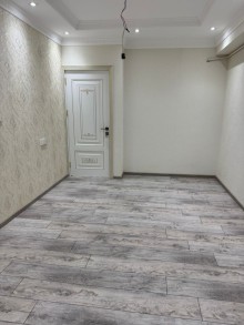 8-ci kilometr qəsəbəsində yerləşən yeni tikili binada 3 otaqlı, -7