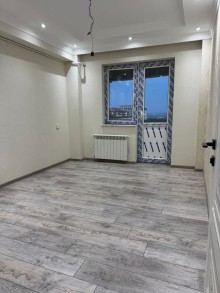 8-ci kilometr qəsəbəsində yerləşən yeni tikili binada 3 otaqlı, -10