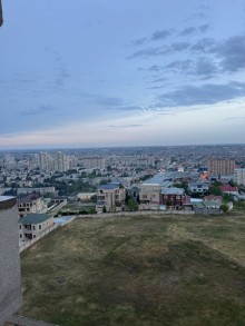 8-ci kilometr qəsəbəsində yerləşən yeni tikili binada 3 otaqlı, -17