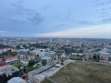 8-ci kilometr qəsəbəsində yerləşən yeni tikili binada 3 otaqlı, -18