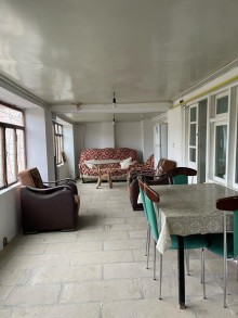 Qubanın mərkəzində, H.Əliyev prospektində təmirli həyət evi satılır, -16