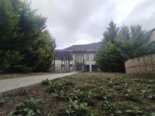 Şəkinin  mərkəzində həyət evi satılır, -3