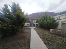 Şəkinin  mərkəzində həyət evi satılır, -6
