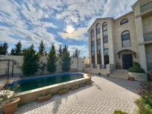 Şüvəlanda 3 mərtəbəli ev satılır