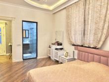 Şüvəlanda 3 mərtəbəli ev satılır, -12