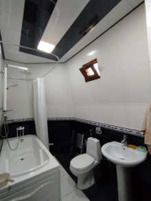 Bakıxanovda mərkəzdə tam sənədli 2 mərtəbəli ev satılır, -15